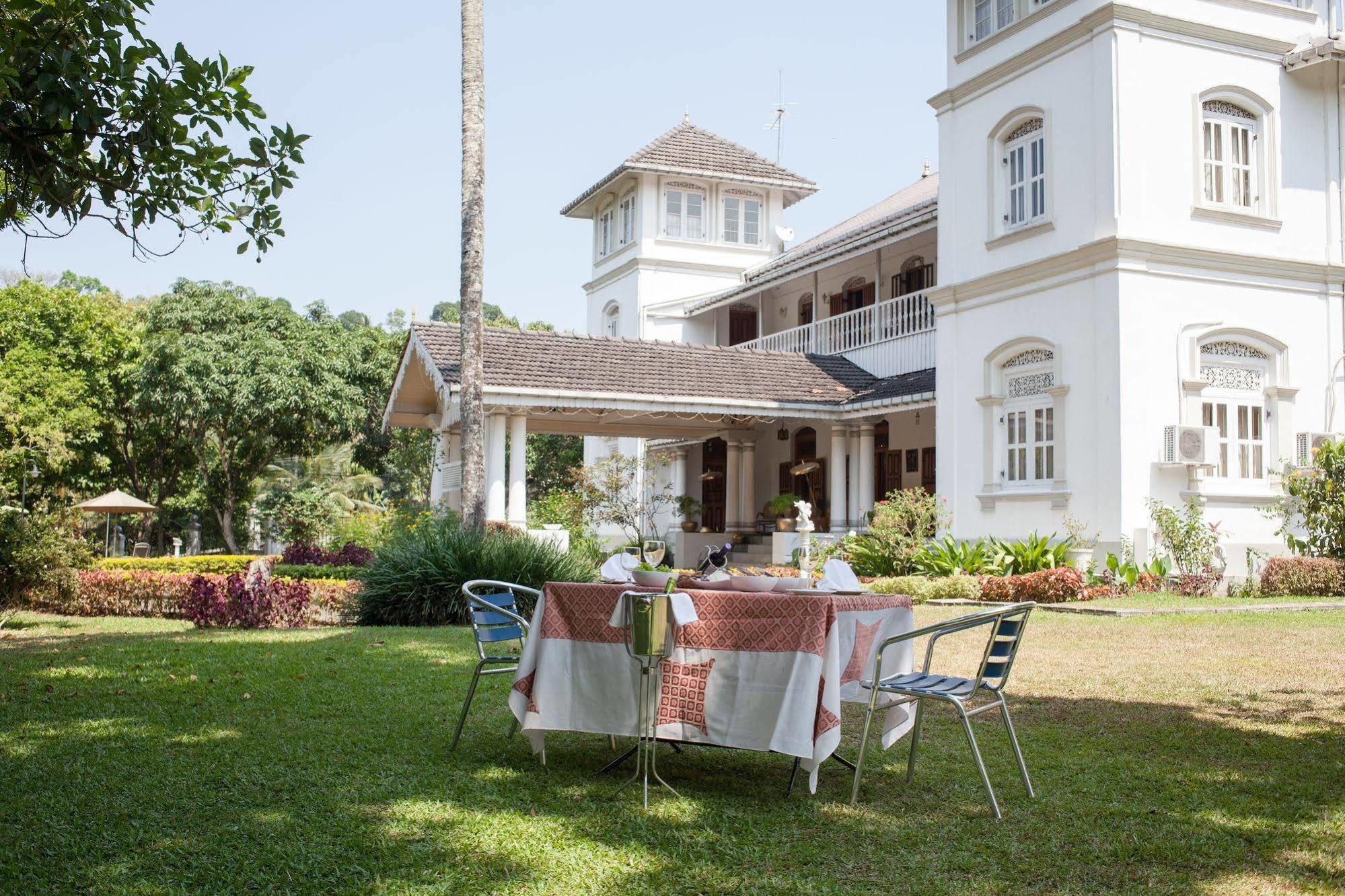 Manor House Hotel Embulpure Ngoại thất bức ảnh